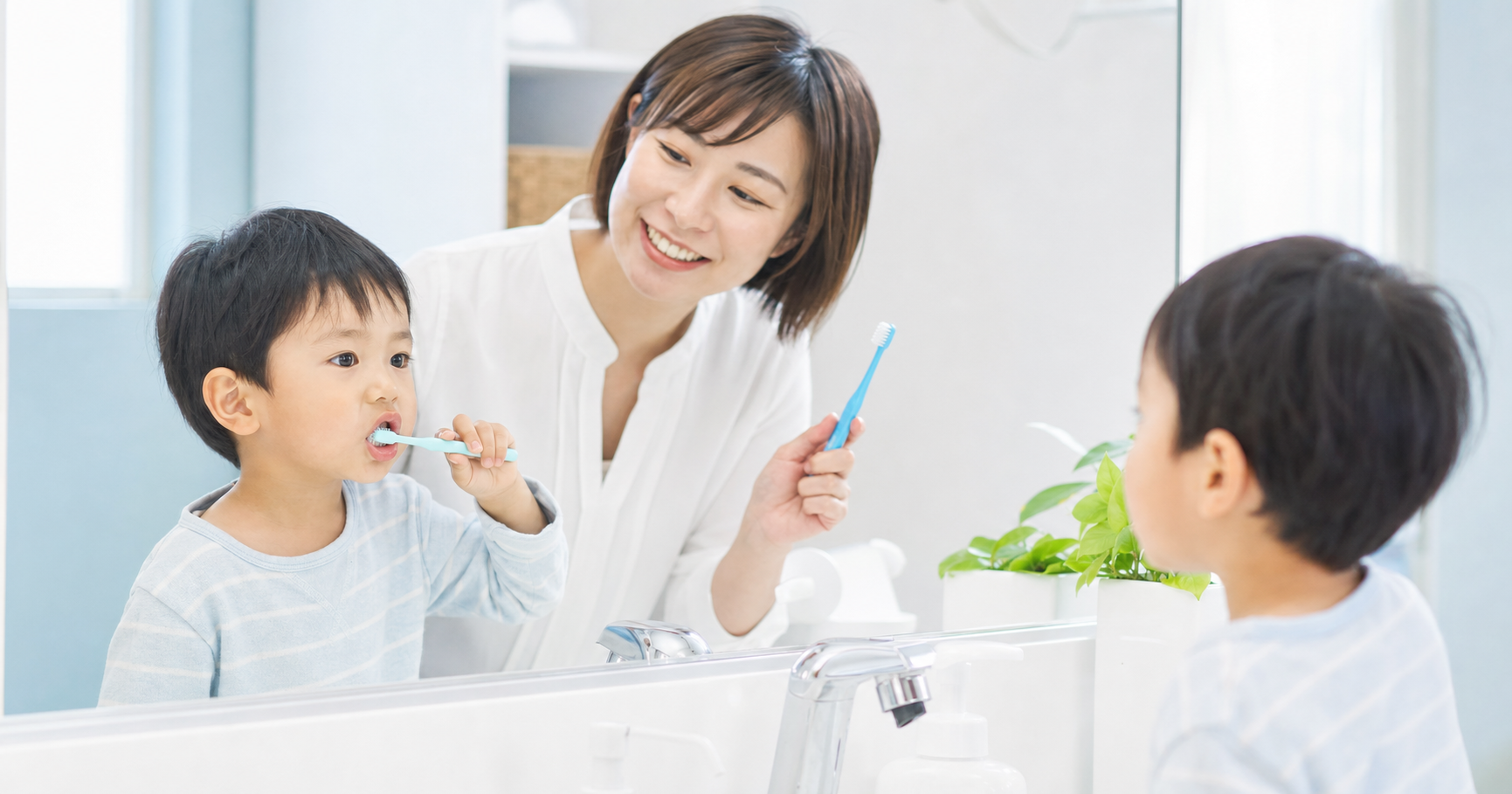 子どもの歯磨きと仕上げ磨きを親子で進める様子