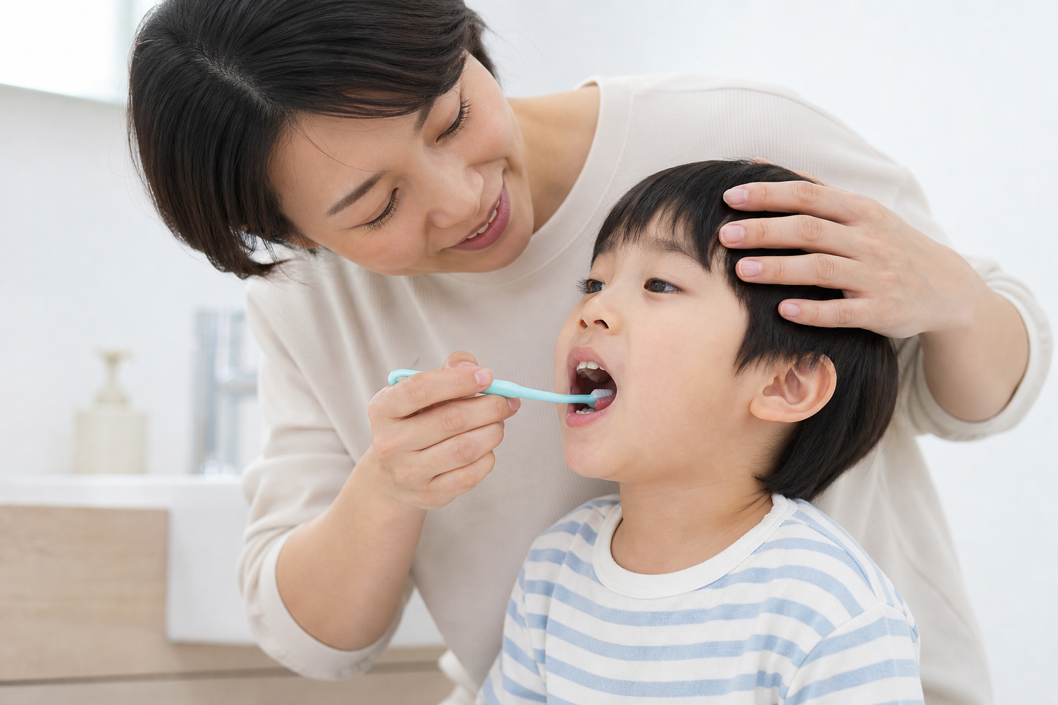 保護者が子どもの仕上げ磨きをして奥歯を確認している様子